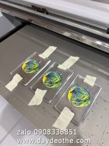 in logo trên bao thẻ nhựa - in uv nút chặn