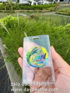 in logo trên bao thẻ nhựa - in uv nút chặn