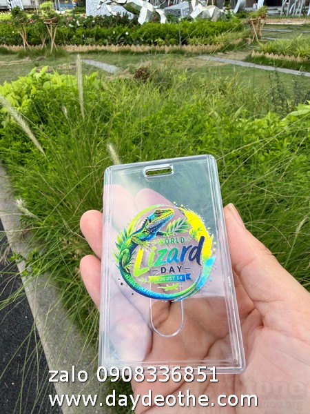 in logo trên bao thẻ nhựa - in uv nút chặn
